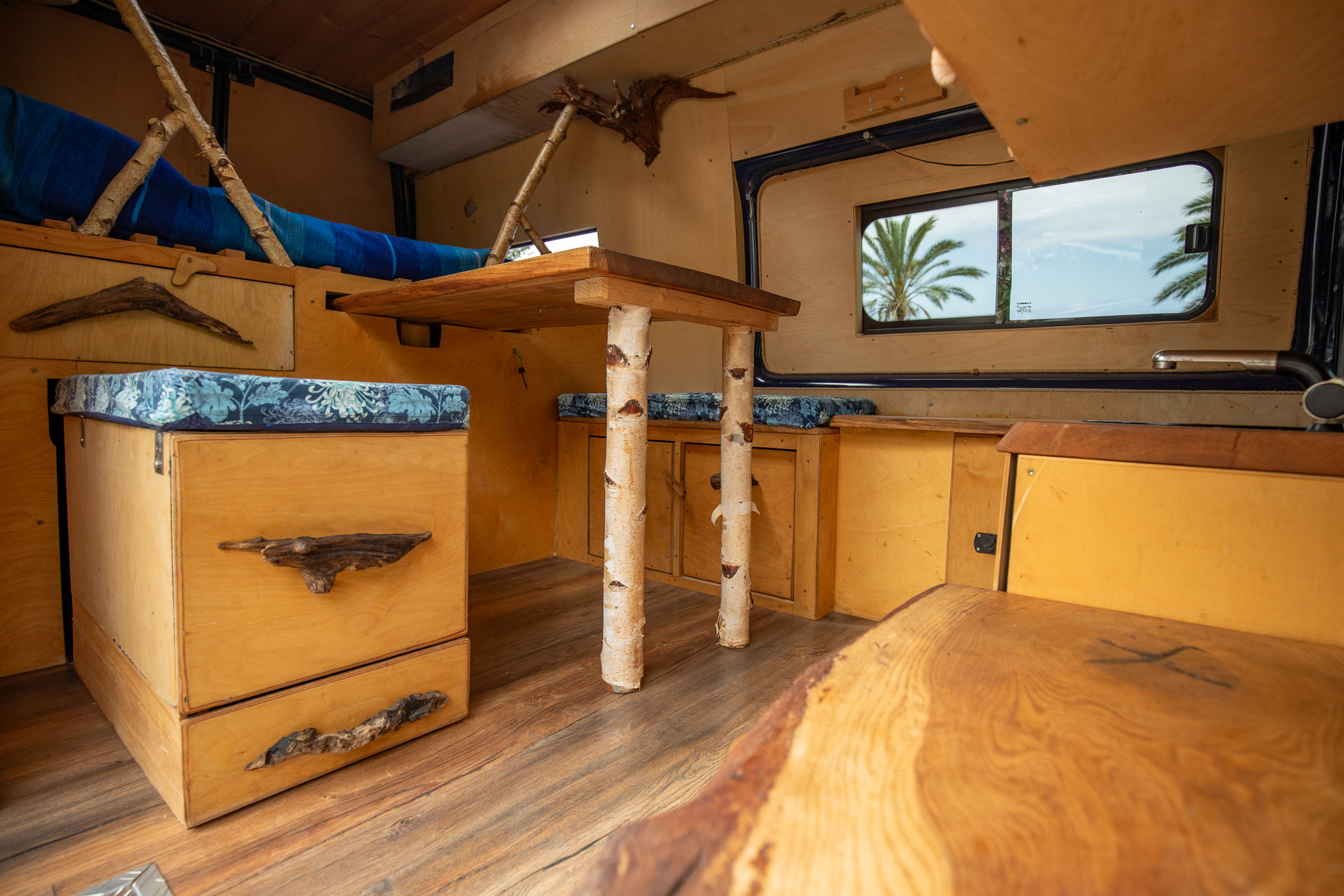 Pull-out kitchen with gas hob – FortunaVanTours van trips Madeira